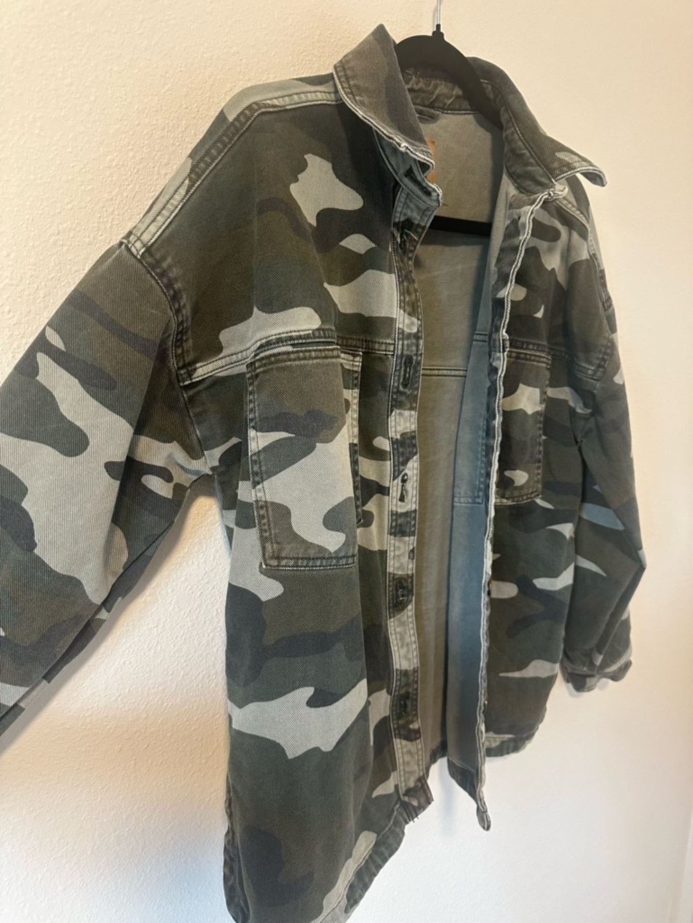 GAP Women’s Camouflage Denim Utility Jacket in Olive Camo - Picture 4 of 9